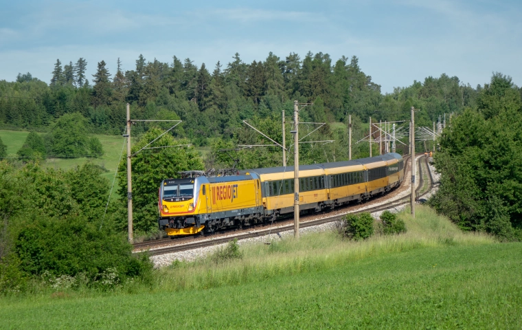 Odwołali pociągi i zostawili ludzi na lodzie. Teraz grozi im kara