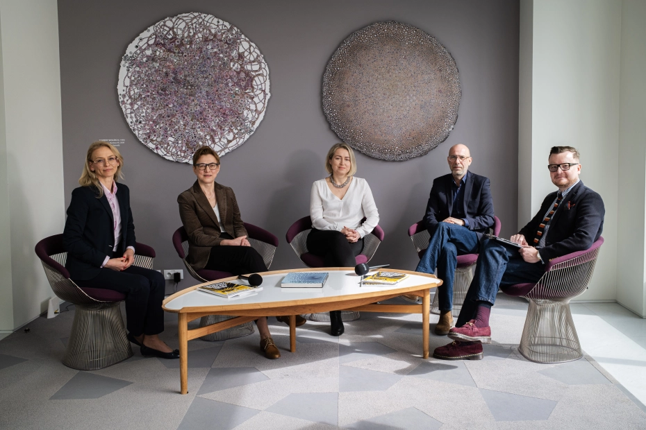 Podczas debaty (od lewej): Agnieszka Maciąg (Agencja Rozwoju Przemysłu), Agnieszka Wardak (PKO Bank Polski), Katarzyna Stec (Kancelaria DWF), Piotr Taras (Bibby Financial Services) oraz Grzegorz Sadowski, redaktor naczelny „My Company Polska”, przedstawili narzędzia, które pozwolą osiągnąć przedsiębiorcom skuteczną efektywność kosztową