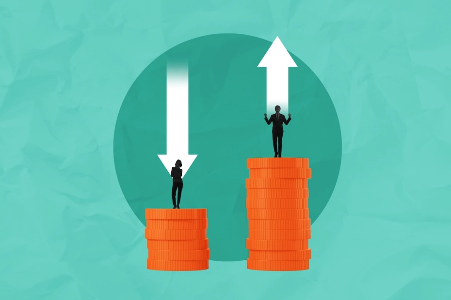 gender gap kobieta I mężczyzna stojący na stosiku monet