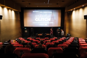 Jaka była, a jaka będzie Polska przedsiębiorczość – relacja z pokazu specjalnego Startup Glitch