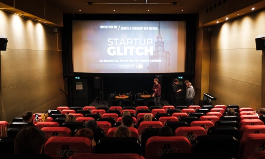 Jaka była, a jaka będzie Polska przedsiębiorczość – relacja z pokazu specjalnego Startup Glitch