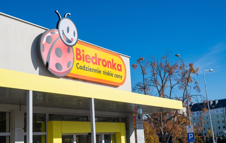 "Buźki" przy kasach Biedronki. Pracownica wyjaśnia, o co chodzi