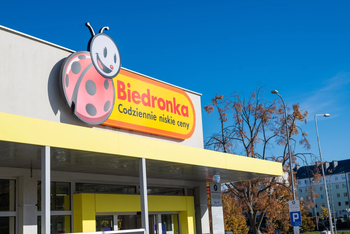 "Buźki" przy kasach Biedronki. Pracownica wyjaśnia, o co chodzi