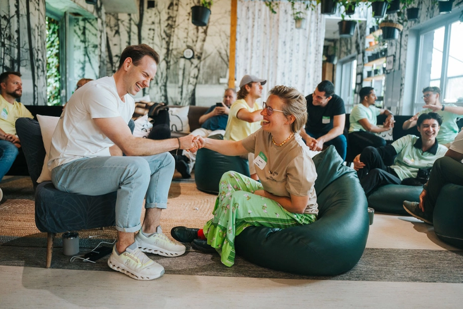 kobieta i mężczyzna na dmuchanych fotelach