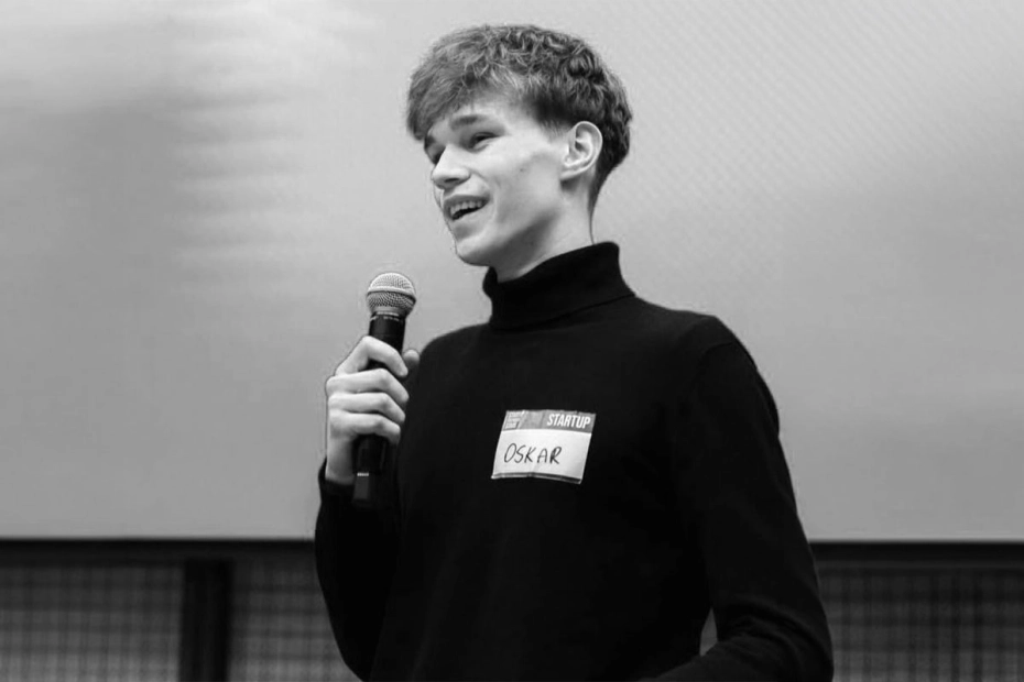 młody mężczyzna mówiący do mikrofonu