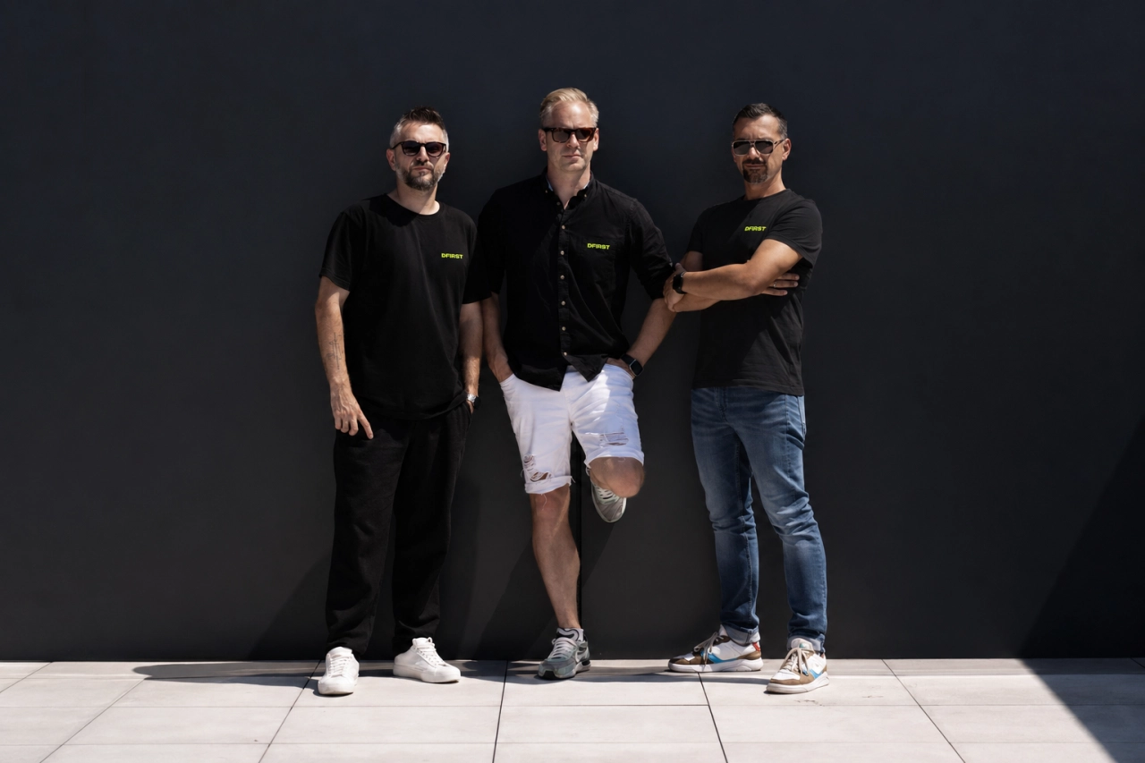 Wirtualny zespół kreatywny w panelu sklepu, czyli DFIRST AI wchodzi do Shopera. Co to oznacza dla rynku?