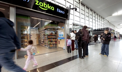 Pierwsza Żabka na lotnisku. Co z cenami?
