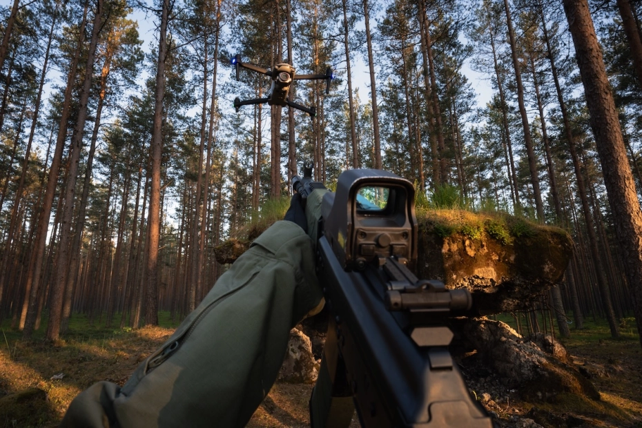karabin celujący w drona w lesie