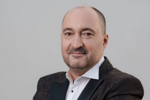 Odwaga to wzięcie odpowiedzialności za własne decyzje. Wywiad z Miłoszem Bembinowem