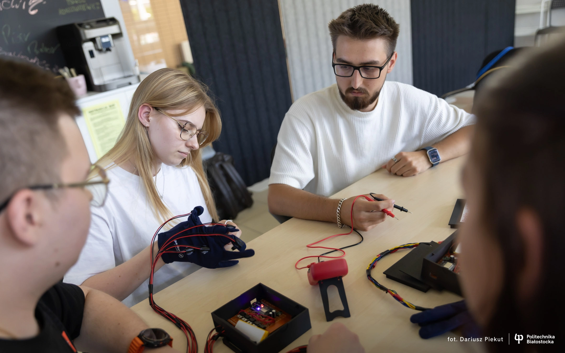 Inżynieria może uczyć wrażliwości. Niezwykły projekt studentów z Podlasia pokazuje, jak żyje się z Parkinsonem