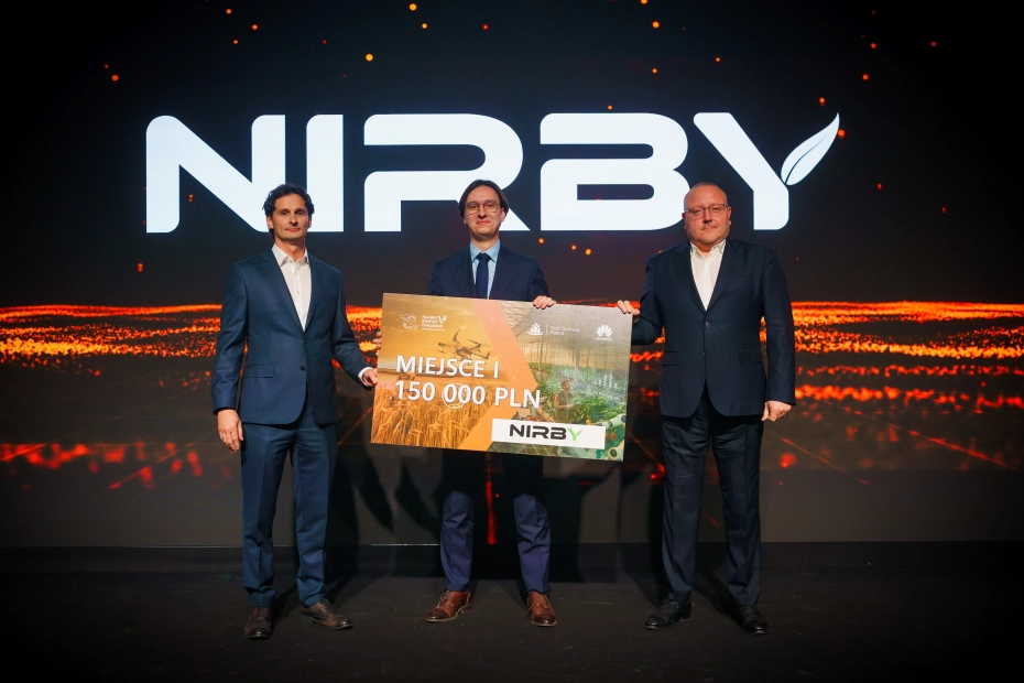 Nirby wygrało Huawei Startup Challenge Na zdjęciu founderzy z Ryszardem Hordyńskim z Huawei Polska