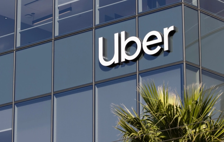 Uber jak bilet z automatu. Na Lotnisku Chopina rusza innowacyjny system dla podróżnych