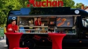 Auchan wyjeżdża z marketów na plaże. Sieć stawia na street food