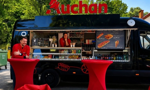 Auchan wyjeżdża z marketów na plaże. Sieć stawia na street food