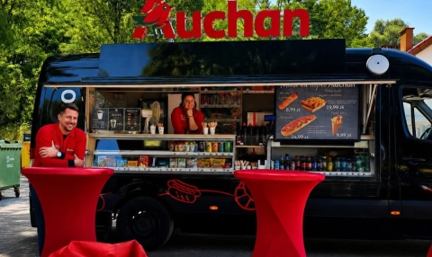 Auchan wyjeżdża z marketów na plaże. Sieć stawia na street food