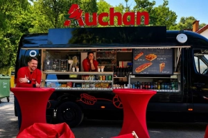 Auchan wyjeżdża z marketów na plaże. Sieć stawia na street food