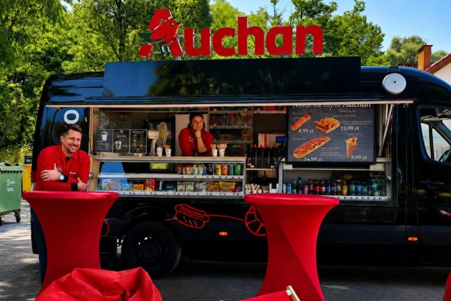 Auchan wyjeżdża z marketów na plaże. Sieć stawia na street food