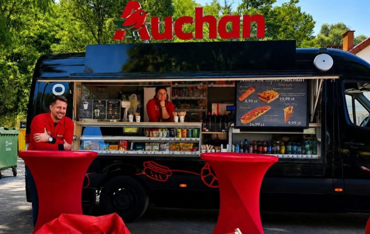 Auchan wyjeżdża z marketów na plaże. Sieć stawia na street food