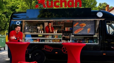 Auchan wyjeżdża z marketów na plaże. Sieć stawia na street food