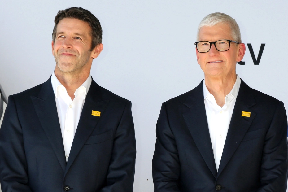 John Ternus stojący z lewej oficjalnie zastąpił Tima Cooka na stanowisku prezesa Apple.