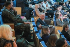Pełna sala konferencyjna podczas Carpathian Drone Summit, na pierwszym planie uczestnik z laptopem