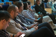 Słuchacze kongresu Carpathian Drone Summit w sali ZEN.COM Expo w Jasionce