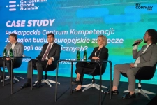 Paneliści podczas case study o Podkarpackim Centrum Kompetencji na scenie Carpathian Drone Summit w Jasionce