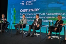 Prelegenci w trakcie dyskusji na scenie Carpathian Drone Summit w ZEN.COM Expo.