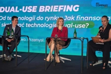 Paneliści na scenie Carpathian Drone Summit podczas dyskusji o finansowaniu i skalowaniu technologii dual-use.