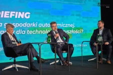 Trzech prelegentów na scenie Carpathian Drone Summit w Jasionce podczas briefingu o gospodarce autonomicznej