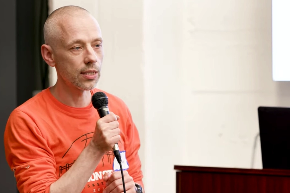Borys Wróbel, główny naukowiec startupu Nectome, podczas wystąpienia na konferencji Foresight Institute.