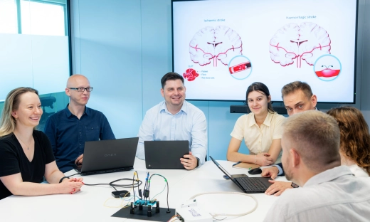 Polski wykrywacz udaru zdał pierwszy test. Prototyp w terminie i o 6 mln zł taniej