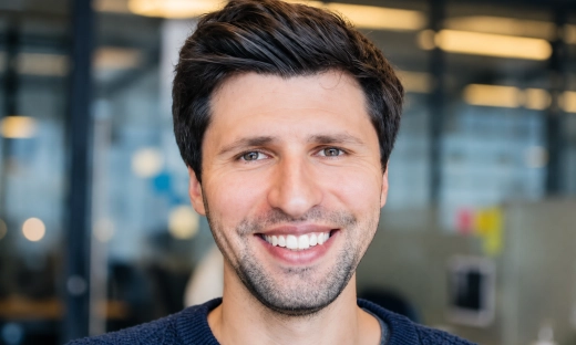 Polak w jednym rankingu z szefem Google DeepMind i twórcą ElevenLabs. Jego AI sprawdza wniosek o kredyt w 5 minut