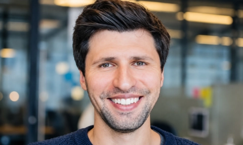 Polak w jednym rankingu z szefem Google DeepMind i twórcą ElevenLabs. Jego AI sprawdza wniosek o kredyt w 5 minut