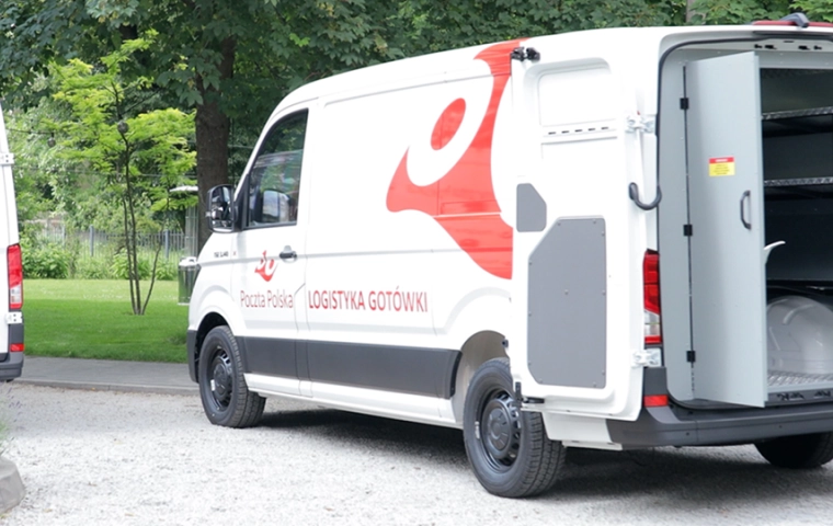 Poczta Polska przejmuje obsługę bankomatów. Podpisała umowę z gigantem