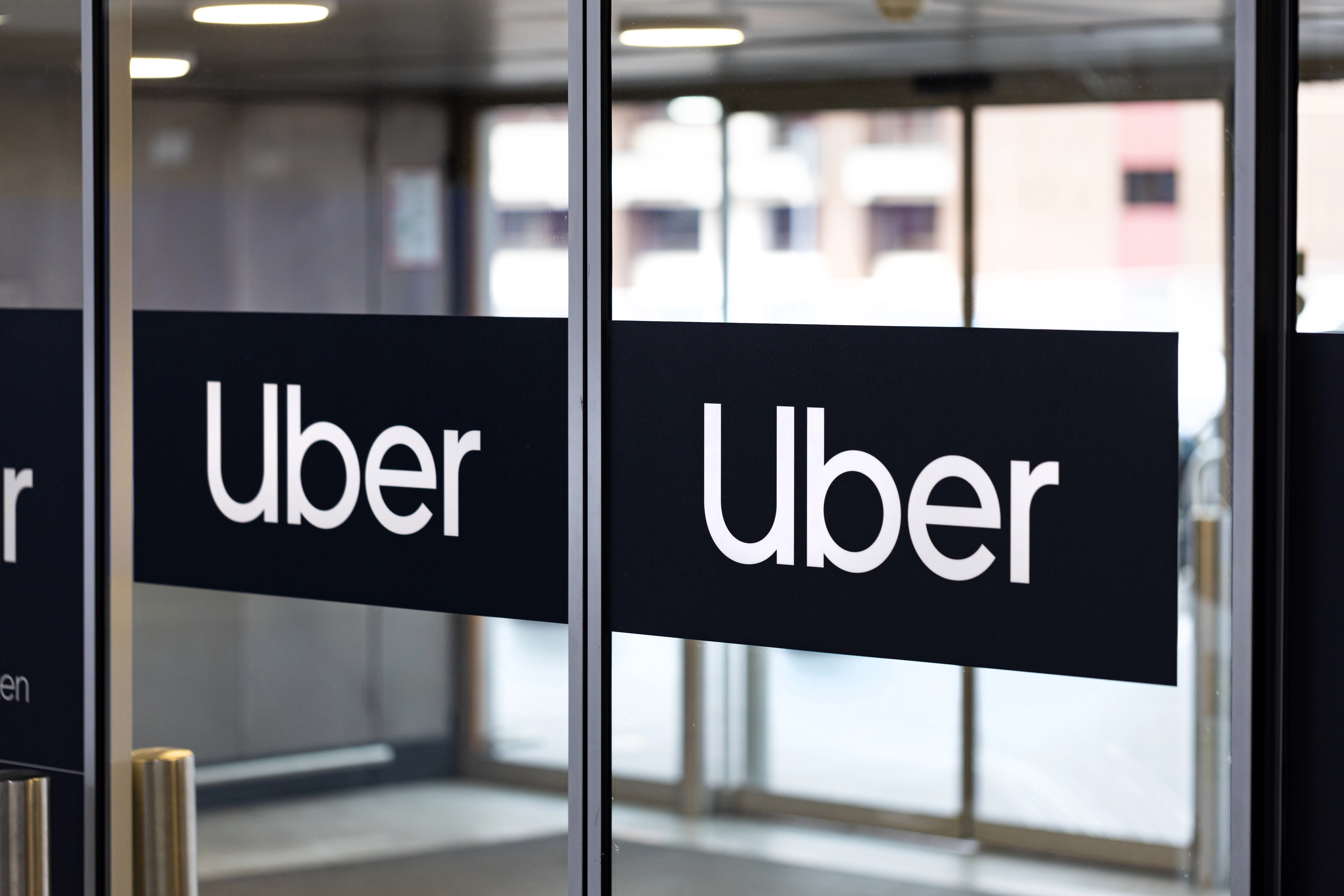 Uber finansuje zakup Glovo. UOKiK chce wyjaśnień