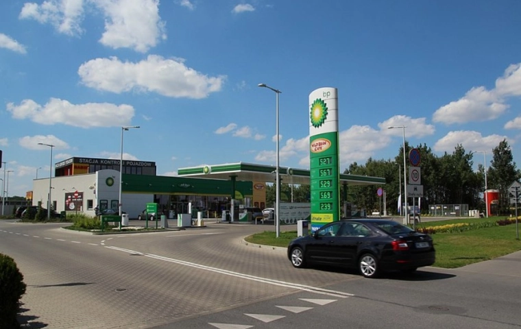UOKiK: Naftowy gigant może przejąć polską sieć stacji paliw