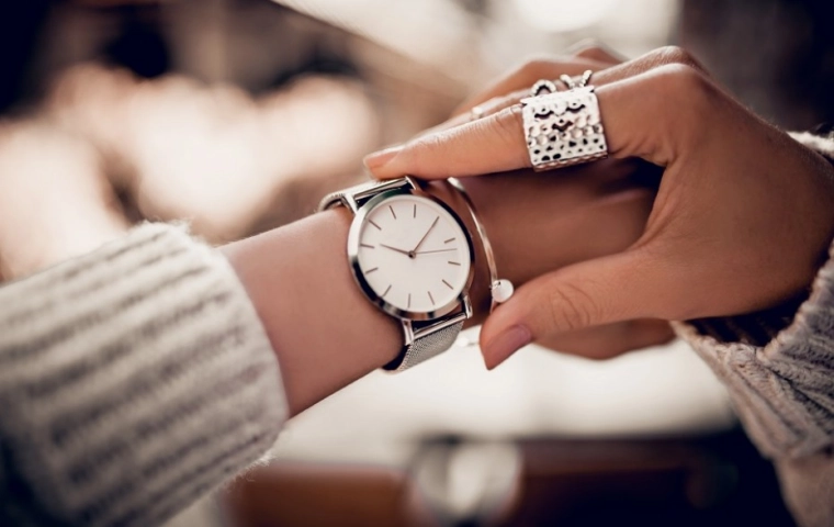 Polacy coraz częściej zakładają zegarki. Bo ładnie wyglądają [RAPORT]