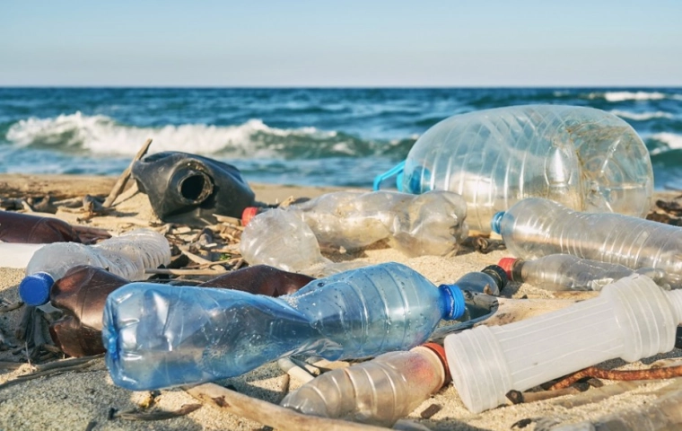 Miliony ton plastiku w wodzie obciążają gospodarkę
