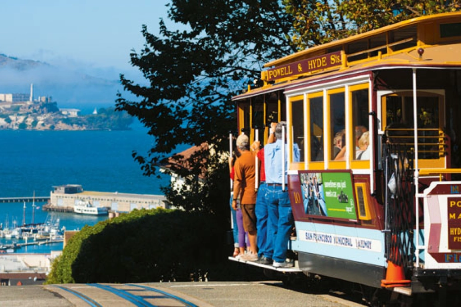 Kultowy tramwaj zaraz dotrze do Chinatown. Ze szczytu wzgórza rozciąga się widok na zatokę i więzienie Alcatraz. 