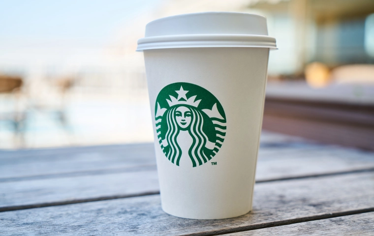 Kawa Starbucks w polskich sklepach. To efekt współpracy z Nestle