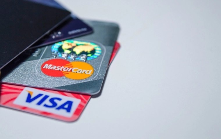 Wyrafinowana próba wyłudzenia danych karty kredytowej poprzez OLX. Przestępcy mają nawet live chata