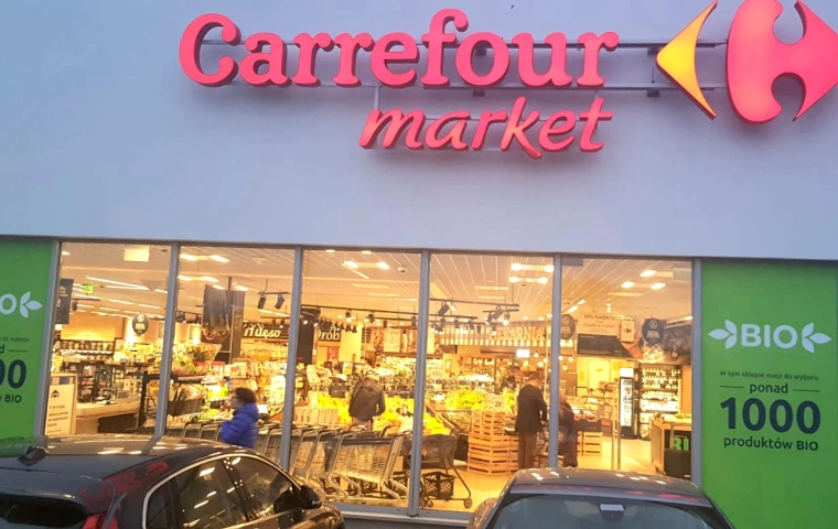 Carrefour zatrudni młodych z "pokolenia Covid-19". Pierwsze umowy już w 2021 roku