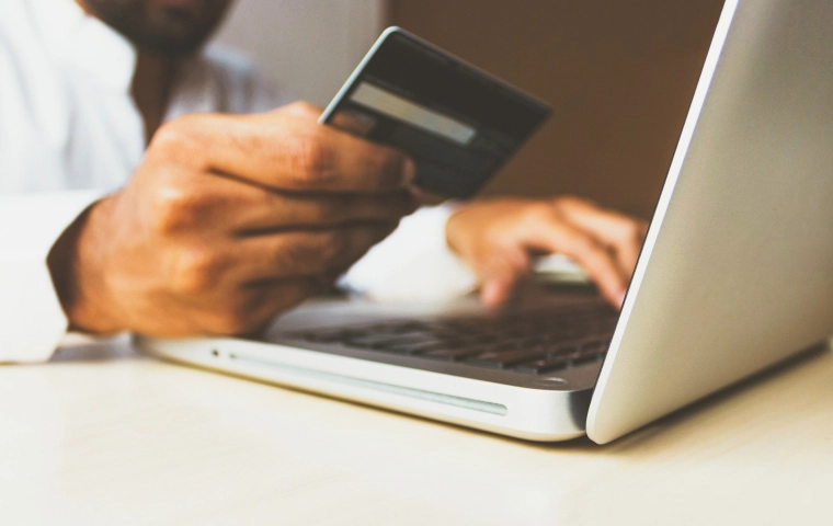 Jak Polacy płacą za e-zakupy? "Klienci cenią sobie przede wszystkim wygodę i szybkość"