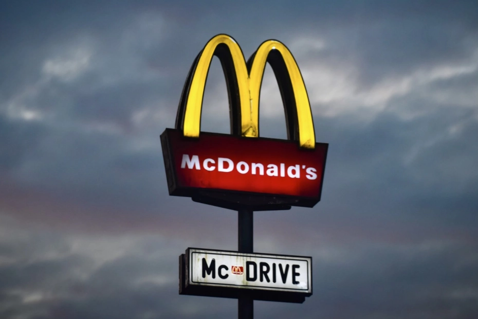 McDonald's drive-thru / Fot. Jurij Kenda, Unsplash