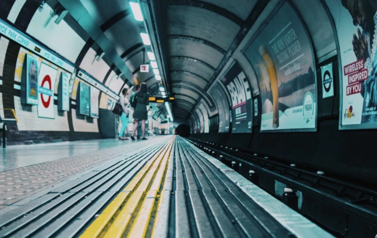 Całe londyńskie metro otrzyma zasięg mobilny do końca 2024 r.