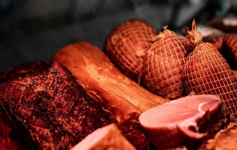 Sieci handlowe boją się mięsa ze stref z ASF? Biedronka zmieniła politykę, ale kontrole UOKiK trwają