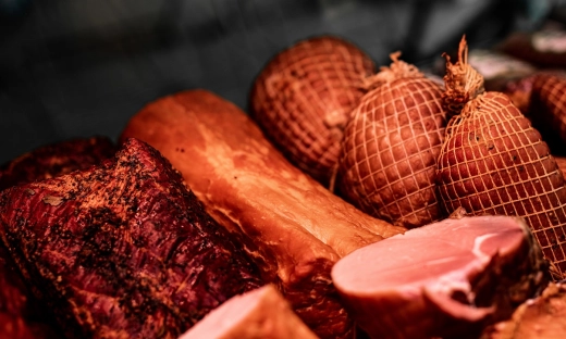 Sieci handlowe boją się mięsa ze stref z ASF? Biedronka zmieniła politykę, ale kontrole UOKiK trwają
