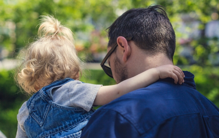 Komu opłaca się urlop rodzicielski dla ojca? "Rola pracodawców jest kluczowa"