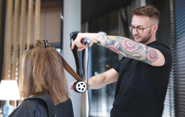 Branża fryzjerska w Polsce przeżywa kryzys? "System szkolnictwa fryzjerów nie ewoluuje"